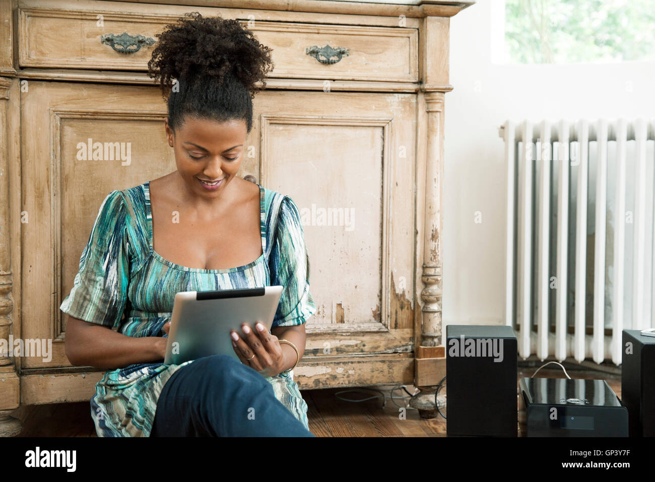 Femme lisant un livre électronique sur tablette numérique Banque D'Images