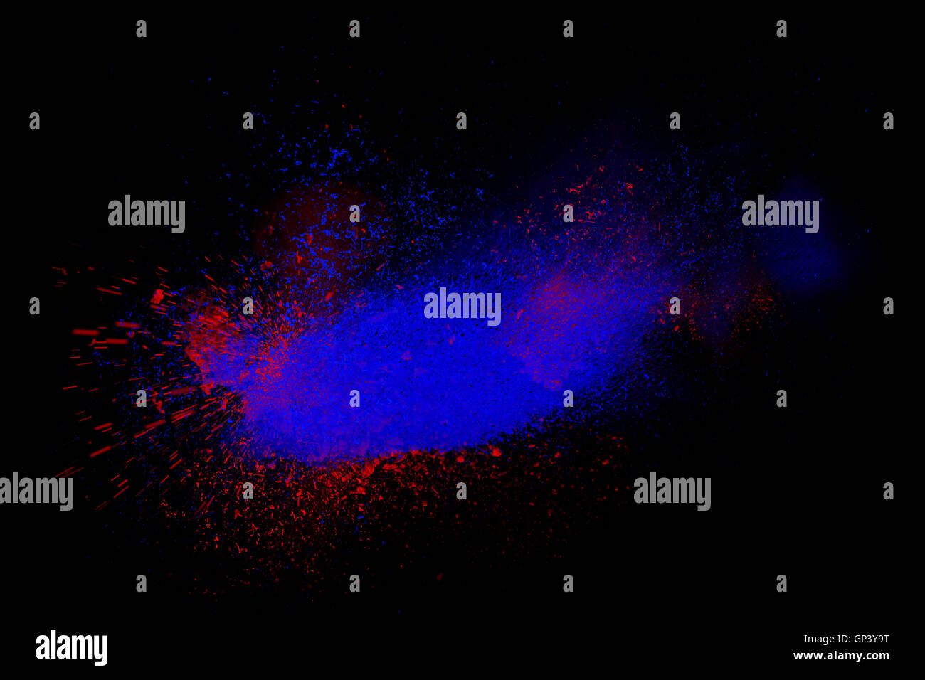 Motion de gel poudre rouge et bleu éclatant, isolé sur fond sombre, noire. Abstract design de nuage de poussière. Exp particules Banque D'Images
