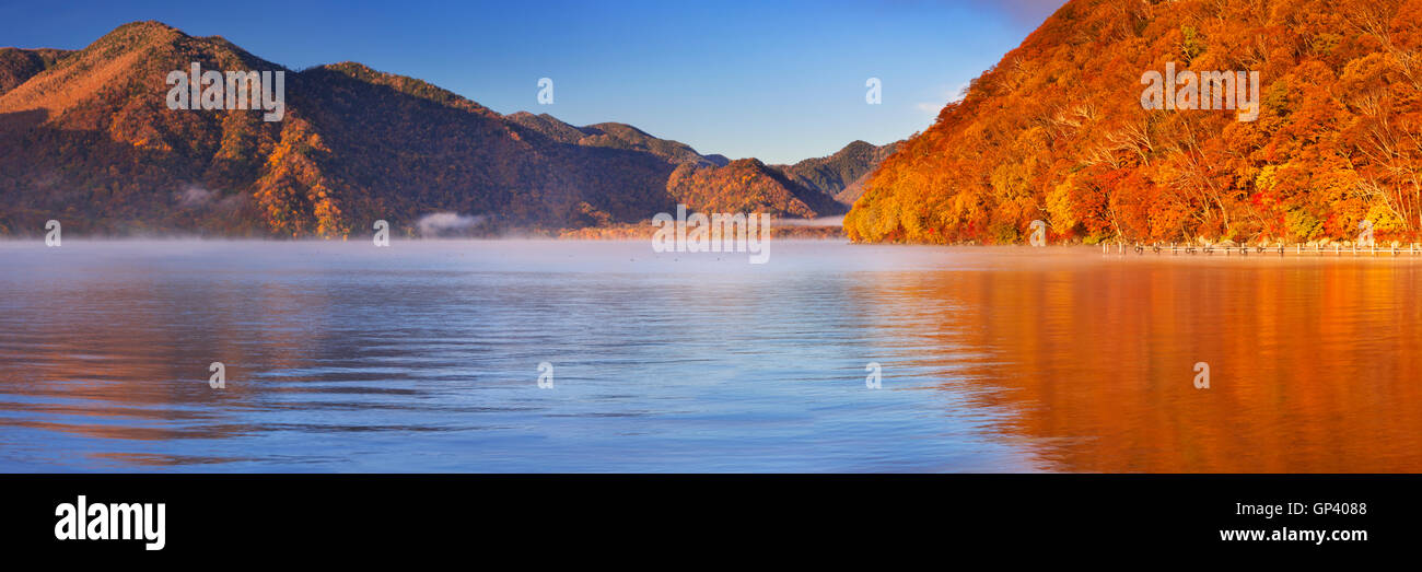Le lac Chuzenji (Chuzenjiko, 中禅寺湖) près de Nikko au Japon. Photographié sur un beau matin encore en automne. Banque D'Images