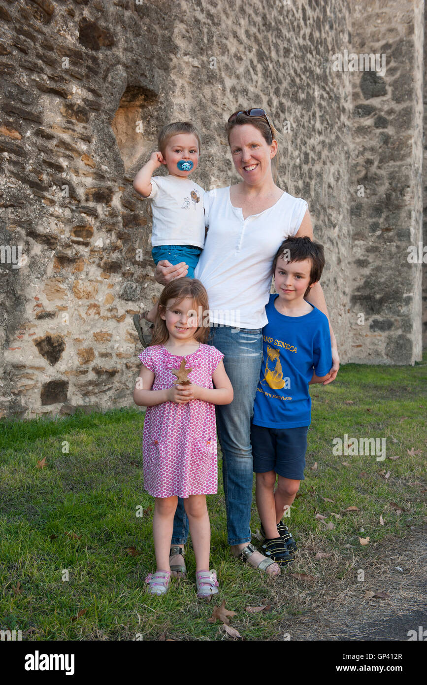 Mère et enfants ensemble outdoors, portrait Banque D'Images