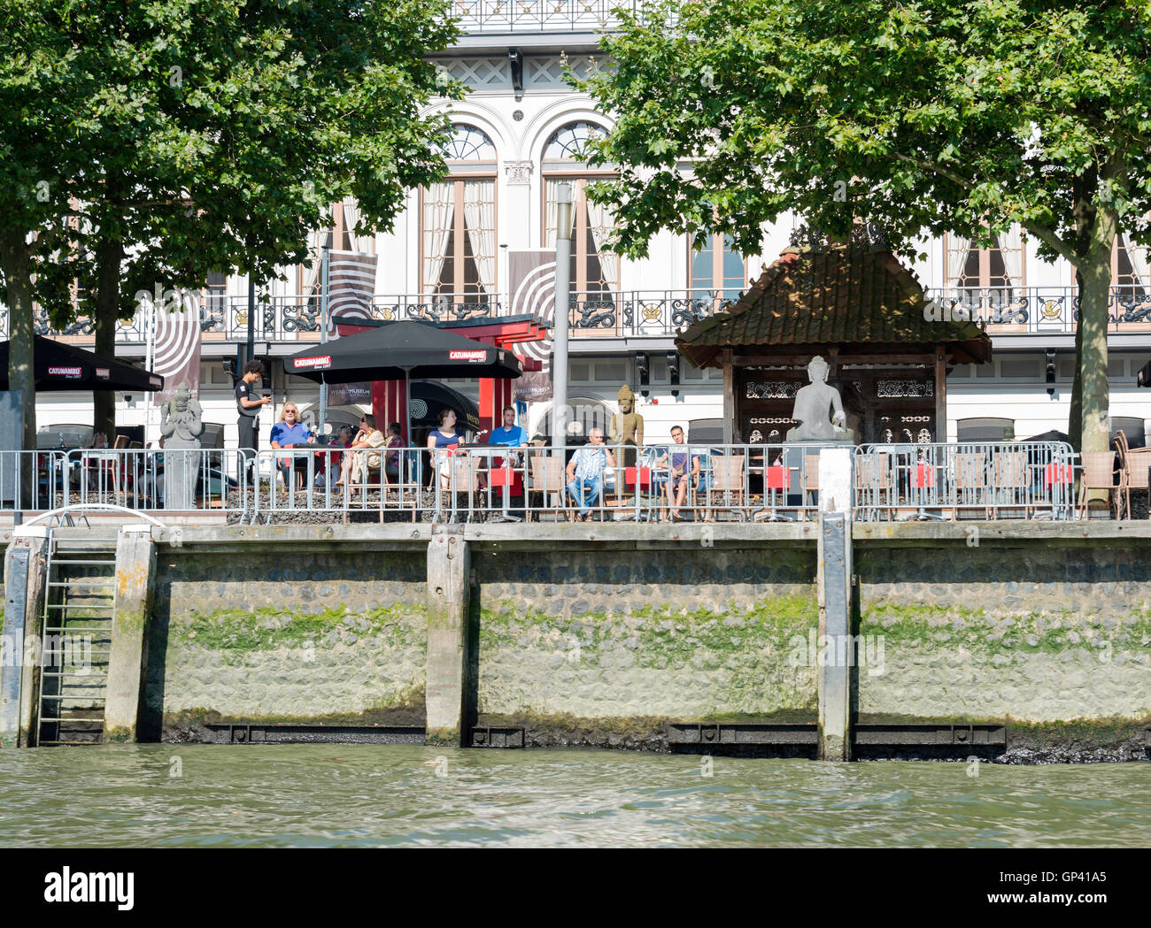 ROTTERDAM, Pays-bas- le 31 août 2016 : des personnes non identifiées, assis sur terrasse en front de mer à la recherche sur la Meuse en Août Banque D'Images