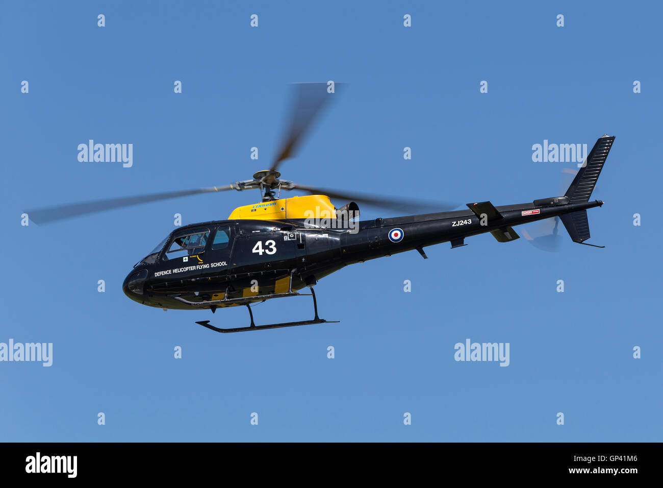 Royal Air Force (RAF) Eurocopter AS-350BB de l'École de pilotage d'hélicoptère de la défense basés à RAF Shawbury Banque D'Images