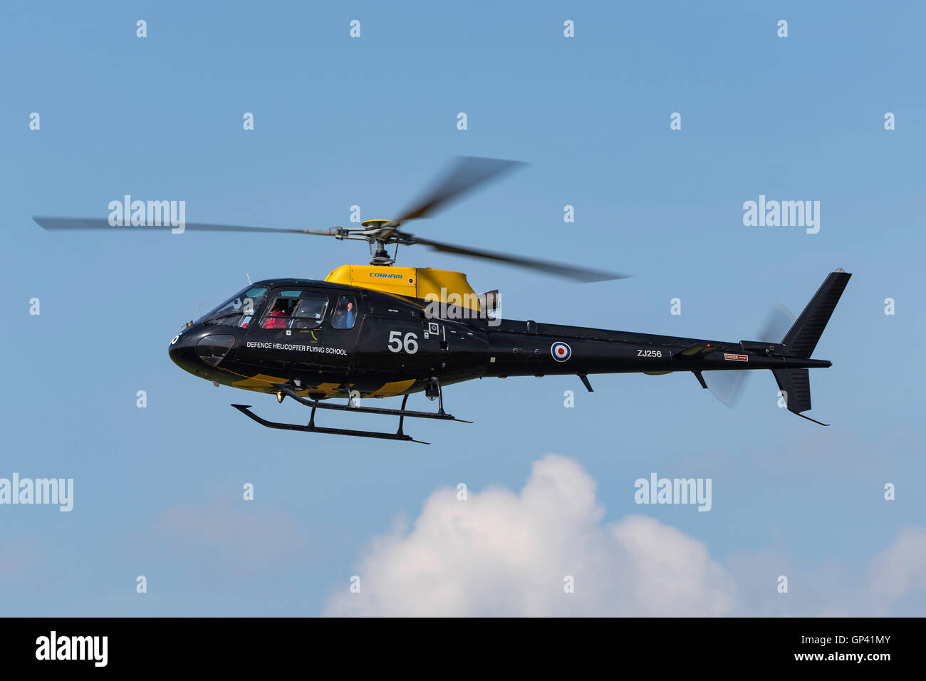 Royal Air Force (RAF) Eurocopter AS-350BB de l'École de pilotage d'hélicoptère de la défense basés à RAF Shawbury Banque D'Images