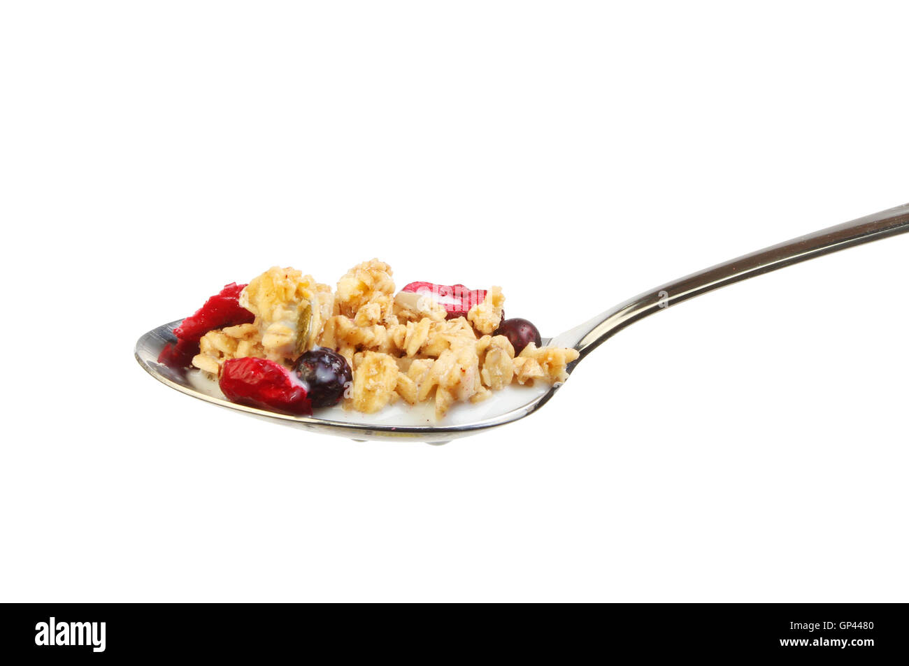 Berry muesli avec du lait dans une cuillère isolés contre white Banque D'Images