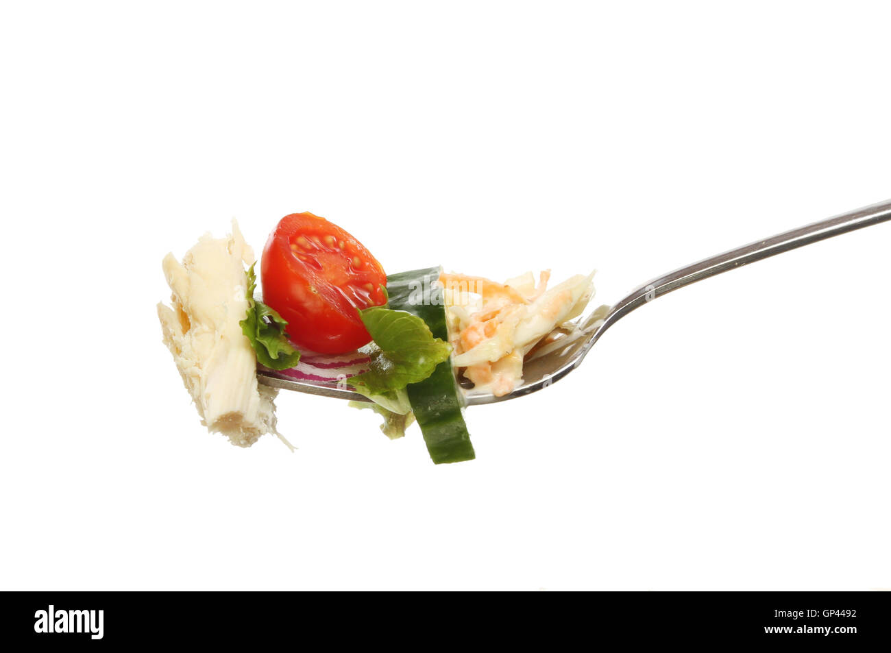 Salade de poulet froid et isolé sur une fourchette contre white Banque D'Images