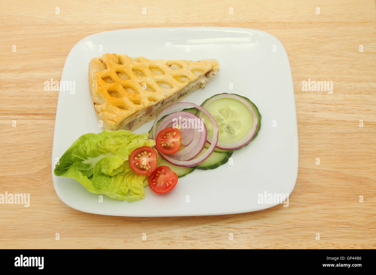 Pâté au poulet et de la salade sur une assiette sur une table en bois Banque D'Images