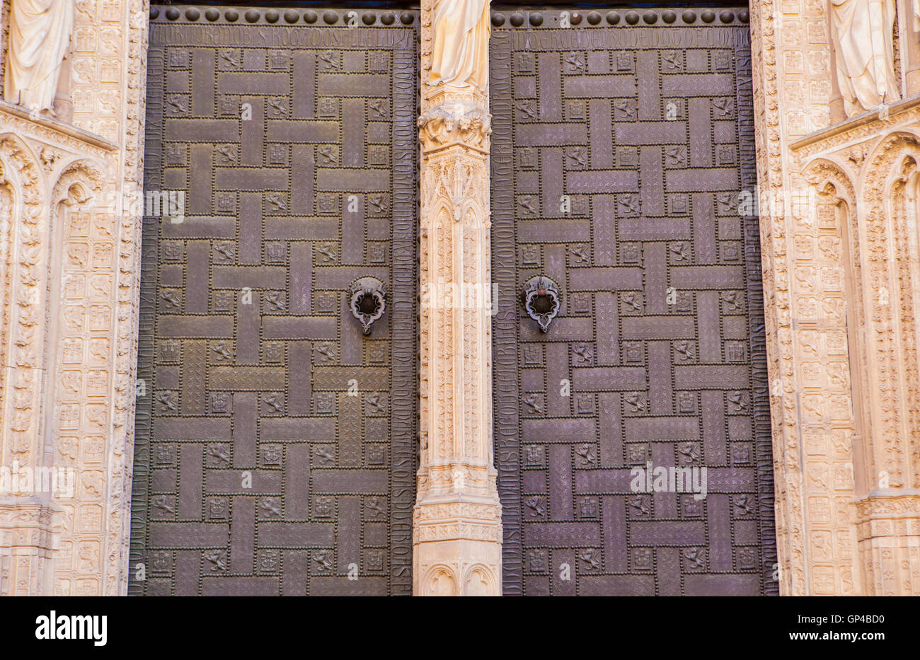 Portal du pardon à la cathédrale de Tolède. Détail de la porte Banque D'Images