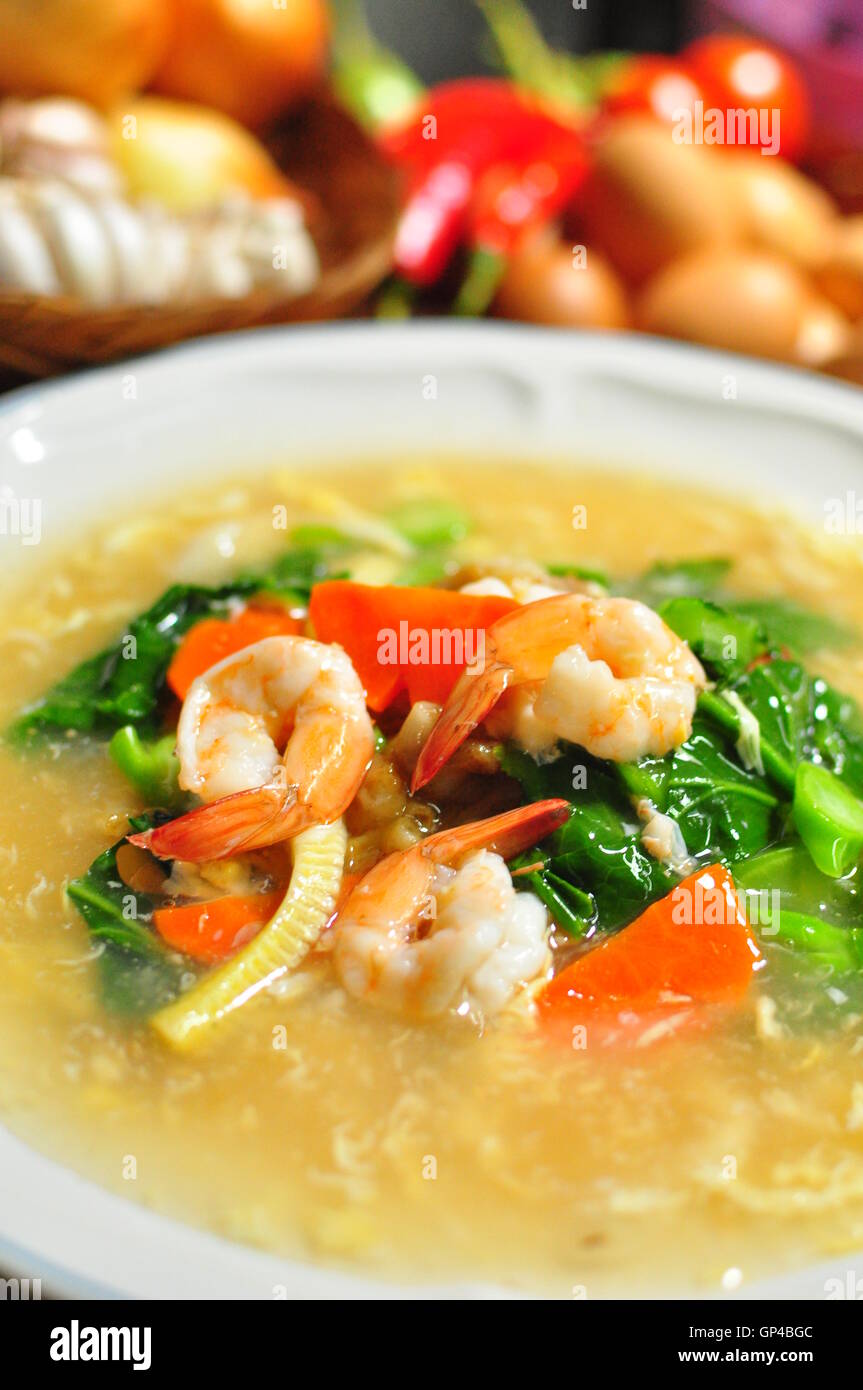 Aliments thaïlandais nouilles sautées aux crevettes et de la sauce Banque D'Images