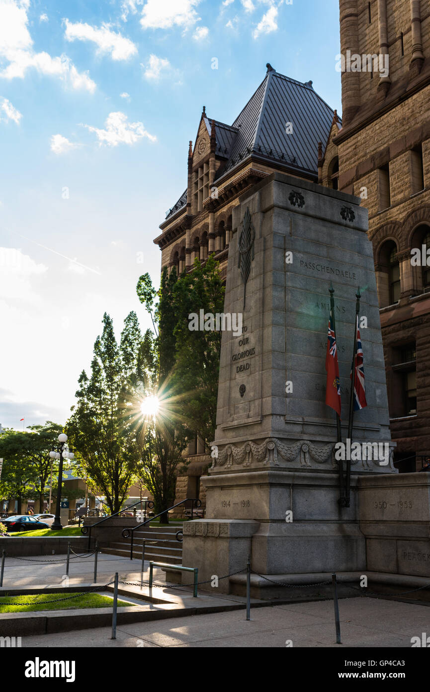 Monument aux morts en face de l'Ancien hôtel de ville de Toronto Banque D'Images