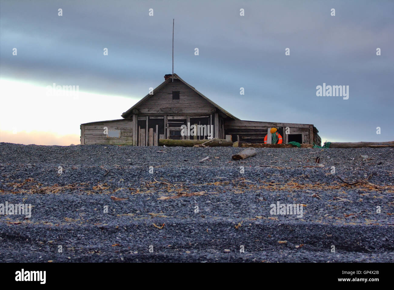 Ancien pavillon de chasse construit sur une plage de galets de mer du Nord Banque D'Images