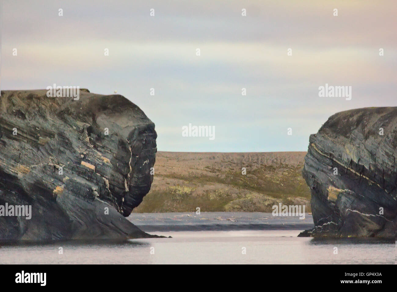 Deux falaises escarpées, que couverte de l'entrée à la baie. Vaygach island, mer de Barents Banque D'Images