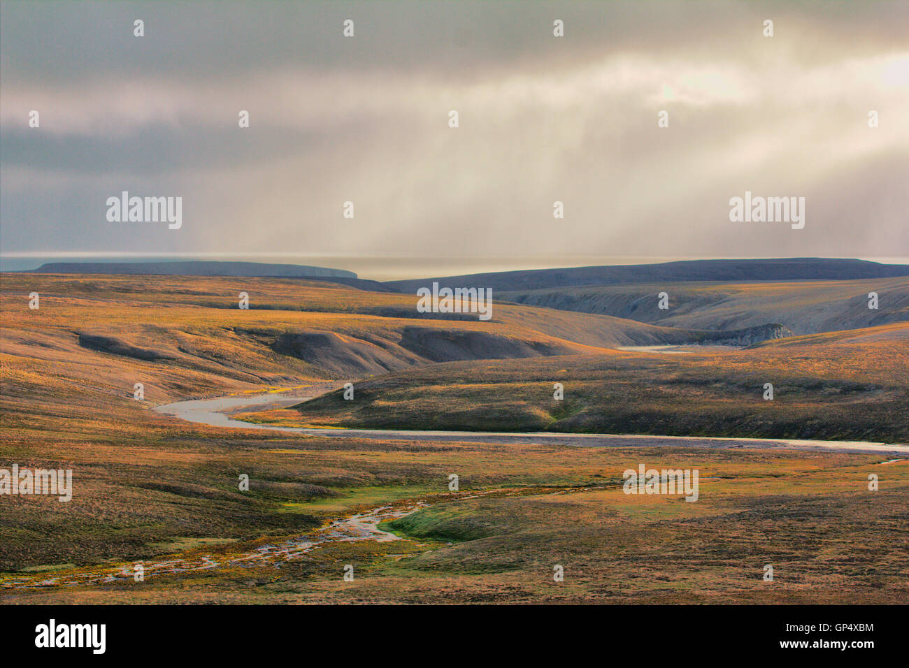 Vallée de la rivière qui coule à travers la cuesta de l'archipel de la Nouvelle-Zemble. Territoire du site d'essai atomique, où mené explosio Banque D'Images