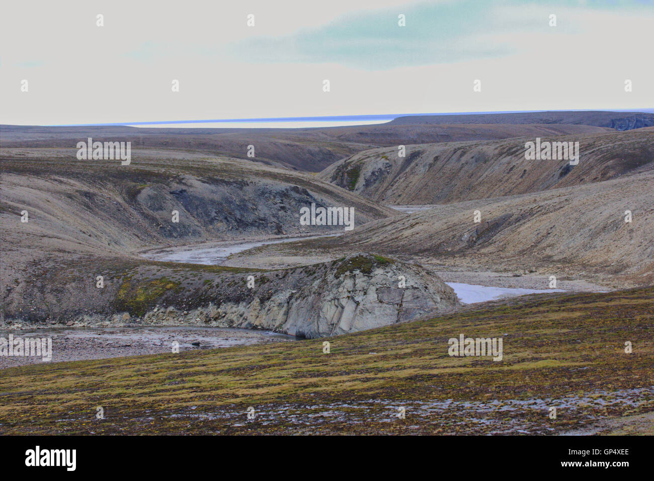 Vallée de la rivière qui coule à travers la cuesta de l'archipel de la Nouvelle-Zemble. Territoire du site d'essai atomique, où mené explosio Banque D'Images