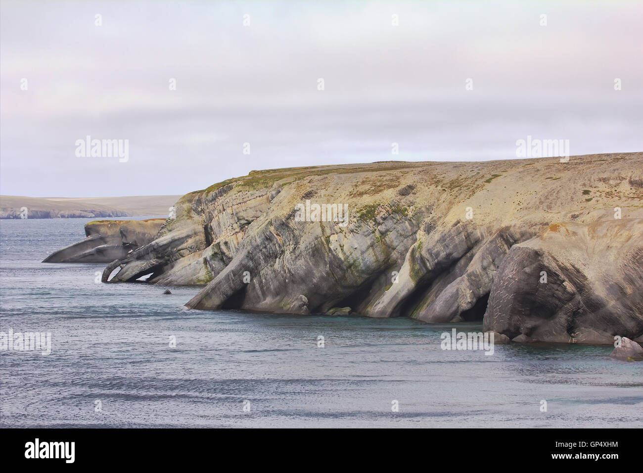 L'érosion côtière sur l'archipel de la Nouvelle-Zemble, de Barents : l'érosion et la formation des grottes, arches, zoomorph capes, d'architecture Banque D'Images