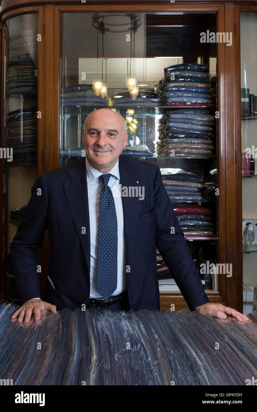 Maurizio Marinella, styliste et designer, cravate, représentée dans sa  boutique historique à Naples Photo Stock - Alamy