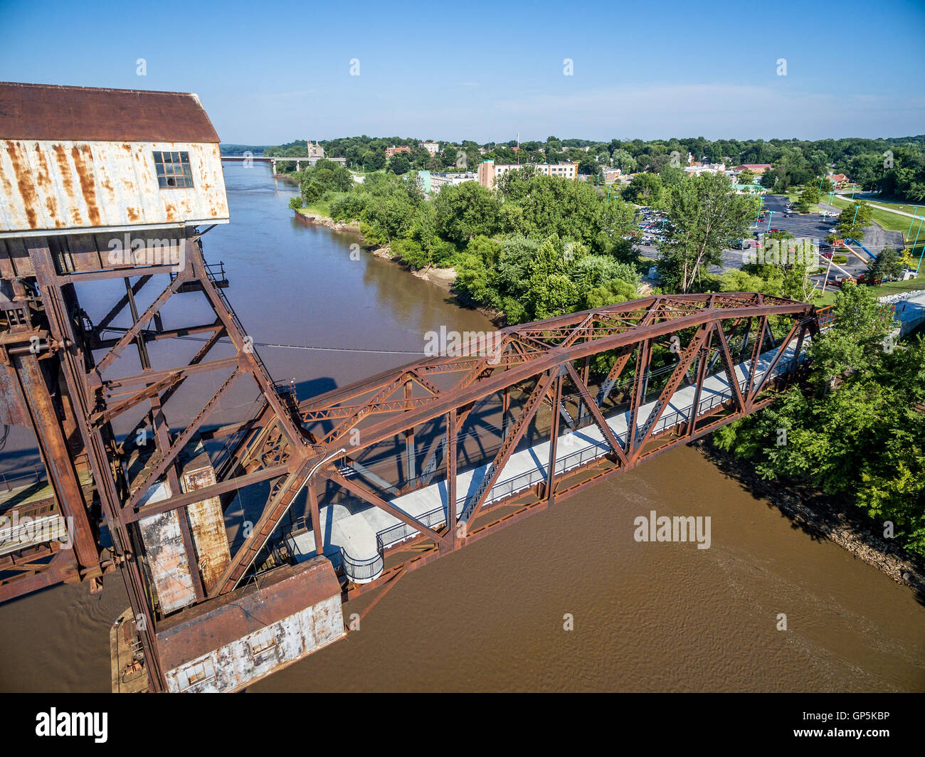 Chemin de fer historique Katy Pont sur la rivière Missouri à Boonville avec un nouveau poste d'observation - vue aérienne Banque D'Images