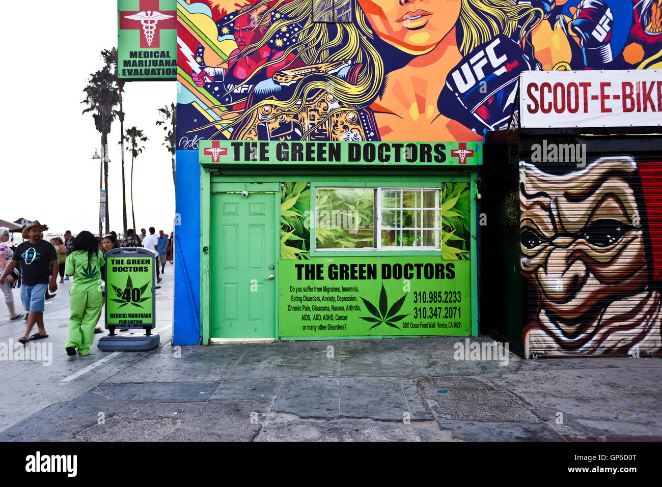 Le Livre vert de la marijuana médicale, les médecins du centre d'examen de l'évaluation, Venice Beach, Californie Banque D'Images