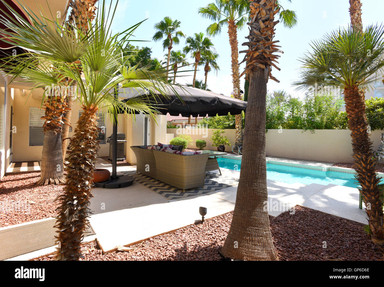 Piscine résidentielle à l'arrière d'une maison de luxe Banque D'Images