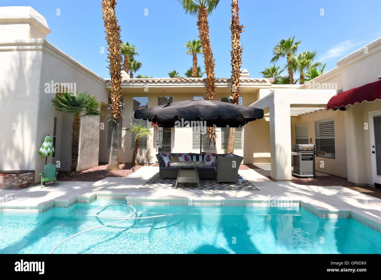 Piscine résidentielle à l'arrière d'une maison de luxe Banque D'Images