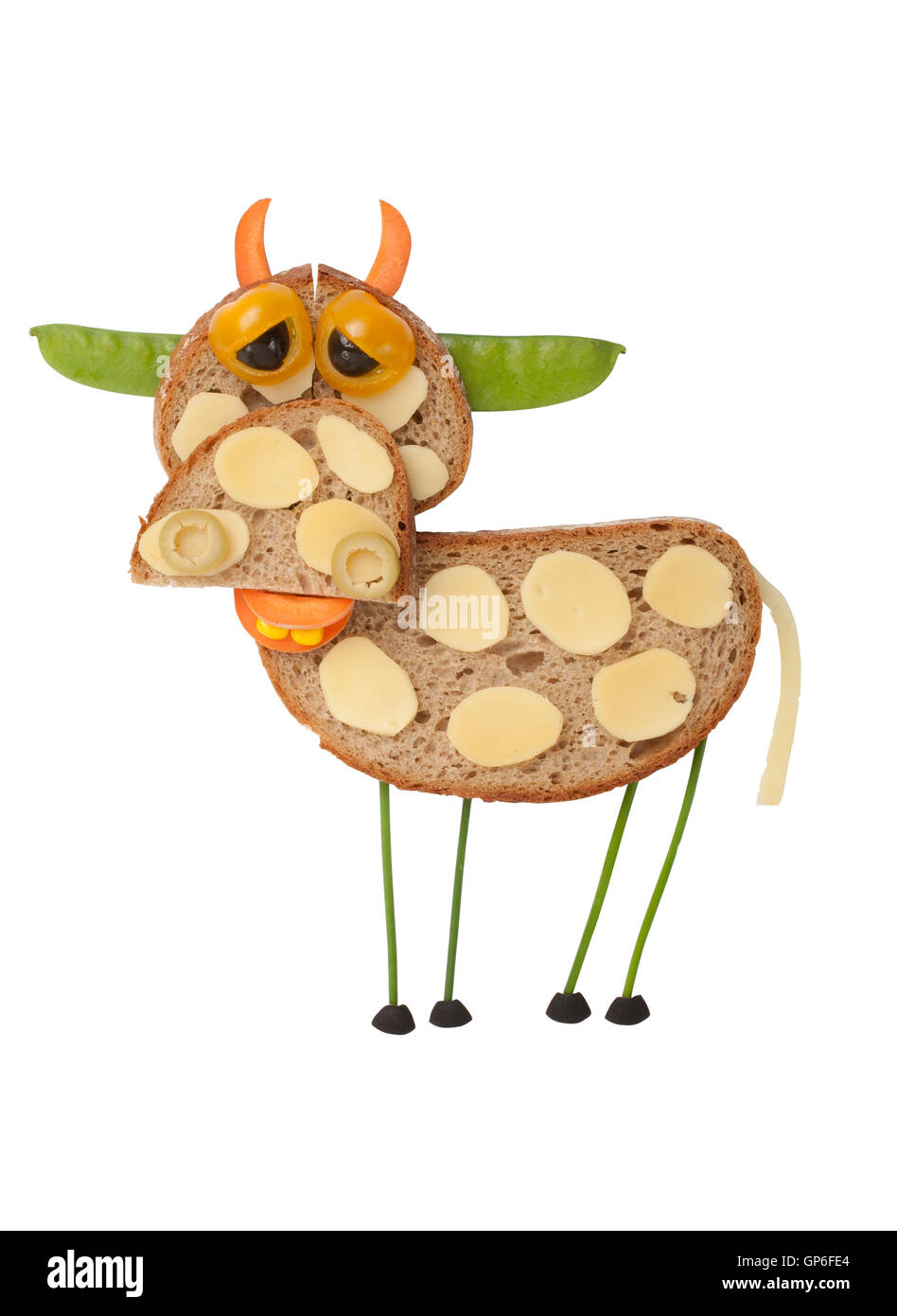 Vache triste fait de pain et de légumes sur fond blanc Banque D'Images