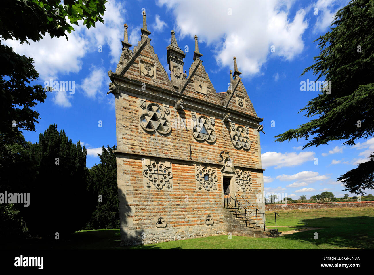 La Folie Lodge triangulaire Rushton, construit en 1592 par Sir Thomas Tresham, Rushton village, Northamptonshire, en Angleterre. Banque D'Images