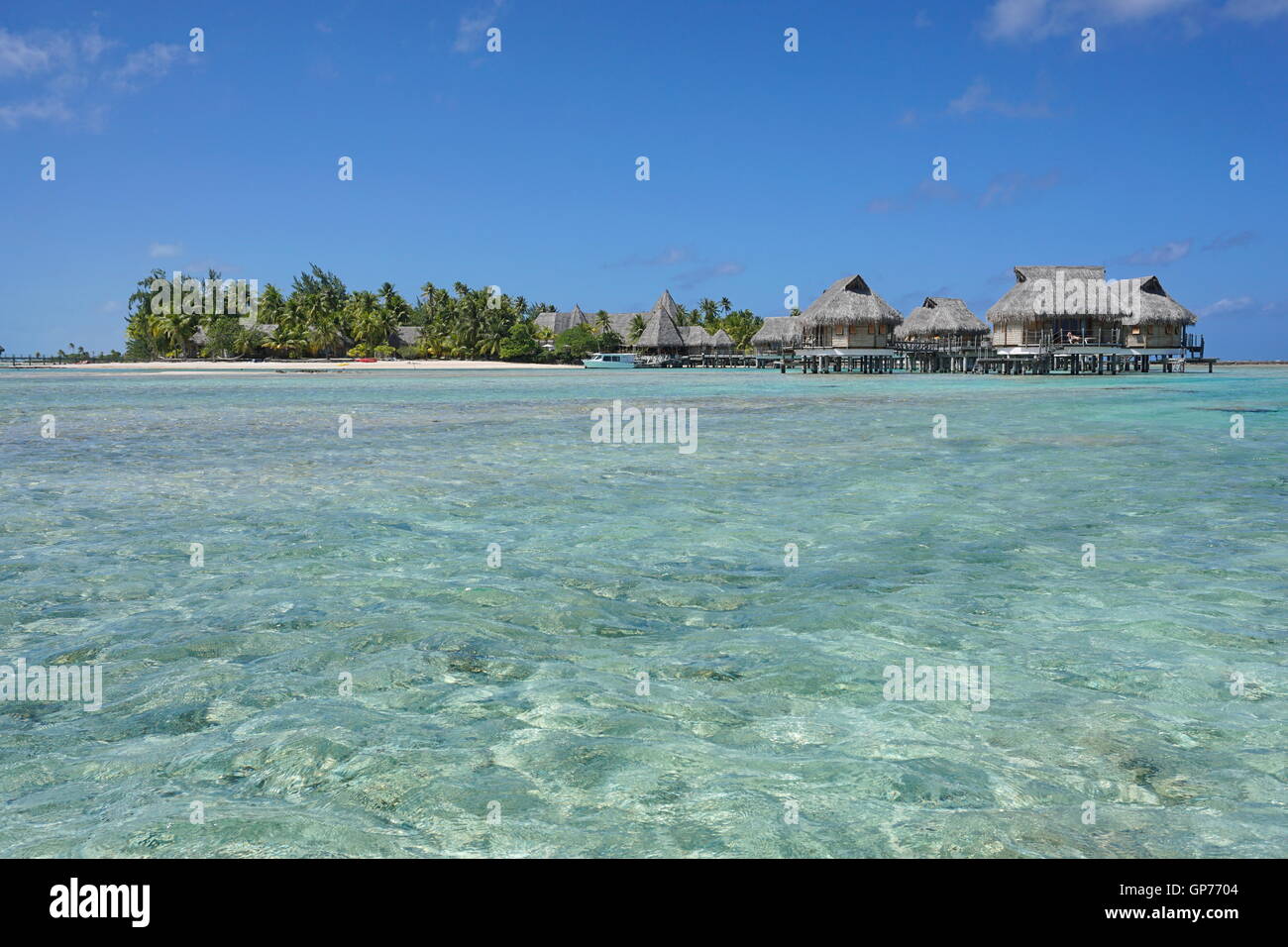 Tropical Resort sur un îlot avec bungalows sur pilotis, l'atoll de Tikehau, archipel des Tuamotu, en Polynésie française, l'océan Pacifique Banque D'Images