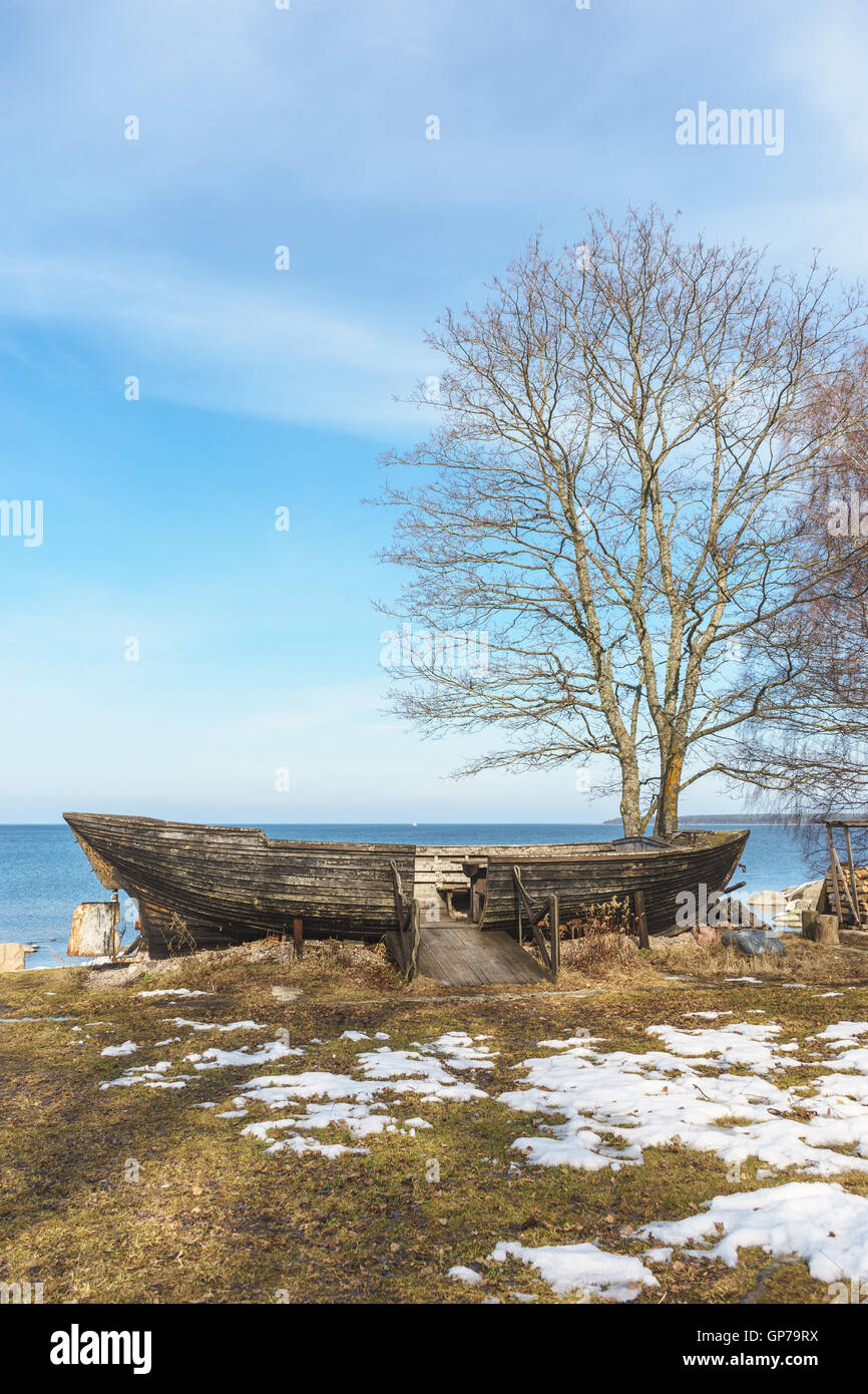 Vieux bateau en bois en hiver journée ensoleillée sur la côte Banque D'Images