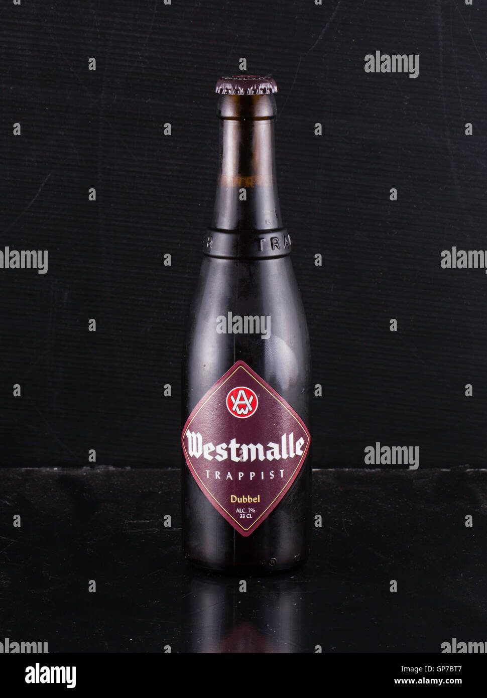 1, 2016 Semptember : bouteille de bière trappiste de Westmalle sur baground noir. Une brasserie trappiste de Westmalle est dans l'abbaye de Westmalle, Banque D'Images
