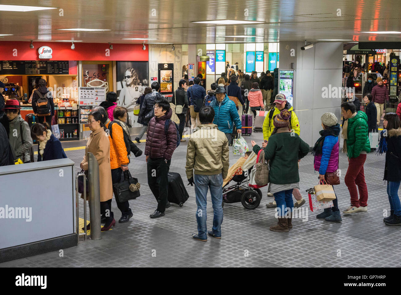 Les passagers sur la file d'attente de la gare de Shinagawa, Tokyo, Japon Banque D'Images