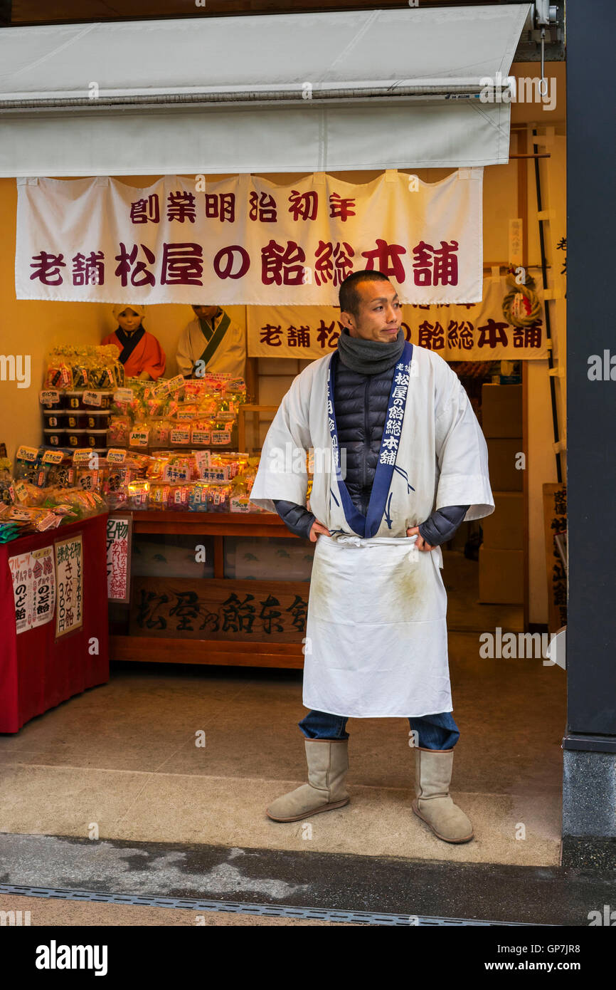 Le chef japonais attendent devant une boulangerie, kamakura rue, Japon Banque D'Images