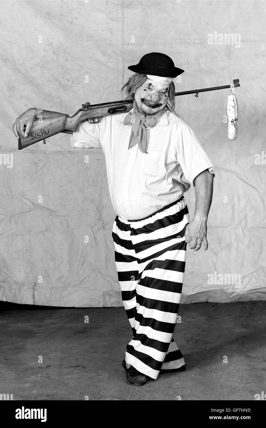 Clown de cirque holding gun, Inde, Asie Banque D'Images