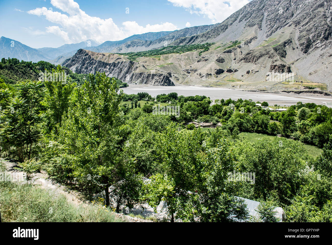 Avis de vergers, la rivière Kunar et les collines entourant la ville de Ayoun Banque D'Images