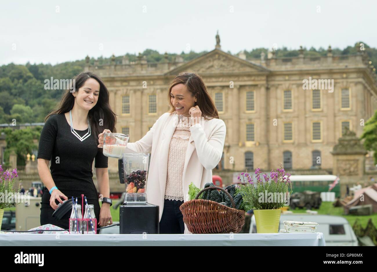 Eva Humphries (à gauche) fait un smoothie sain pour les médailles olympiques, Jessica Ennis-Hill durant la foire à Chatsworth Chatsworth House dans le Derbyshire. Banque D'Images