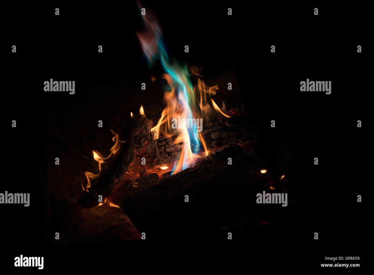 Feu de bois avec des flammes dans la nuit Banque D'Images