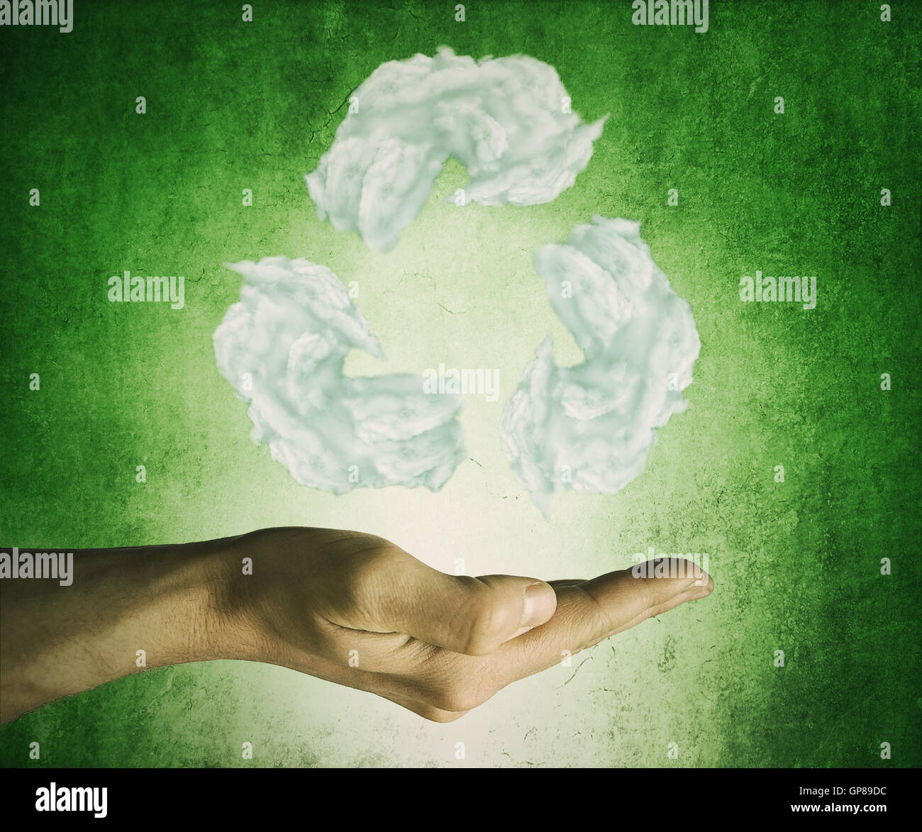 Ouvert hand holding recycling symbol de nuages sur un fond vert. L'environnement amical et concept de développement durable Banque D'Images