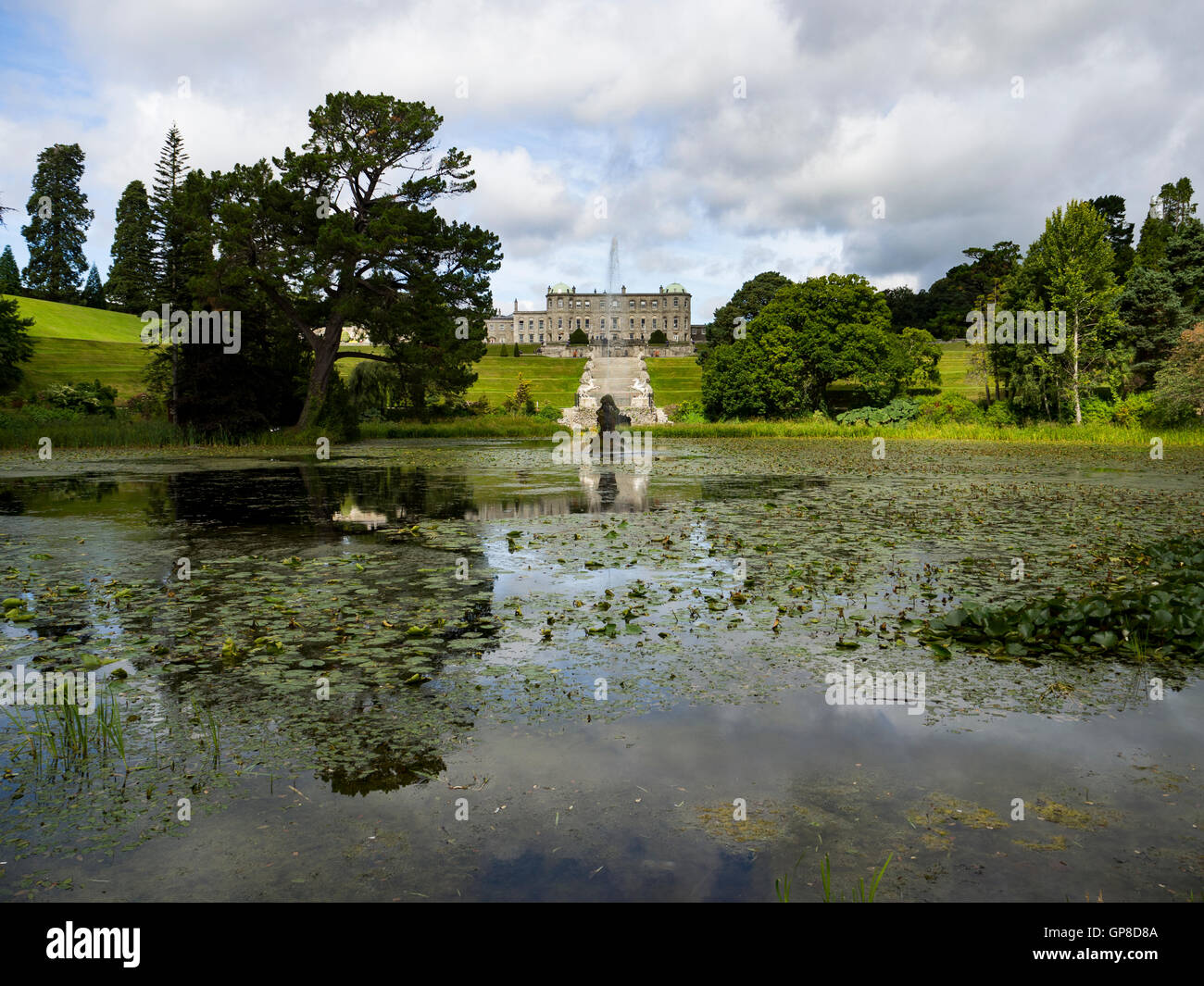 Powerscourt House and Gardens reflète dans le lac sur la succession dans le jardin de l'Irlande - Comté de Wicklow Comté Banque D'Images