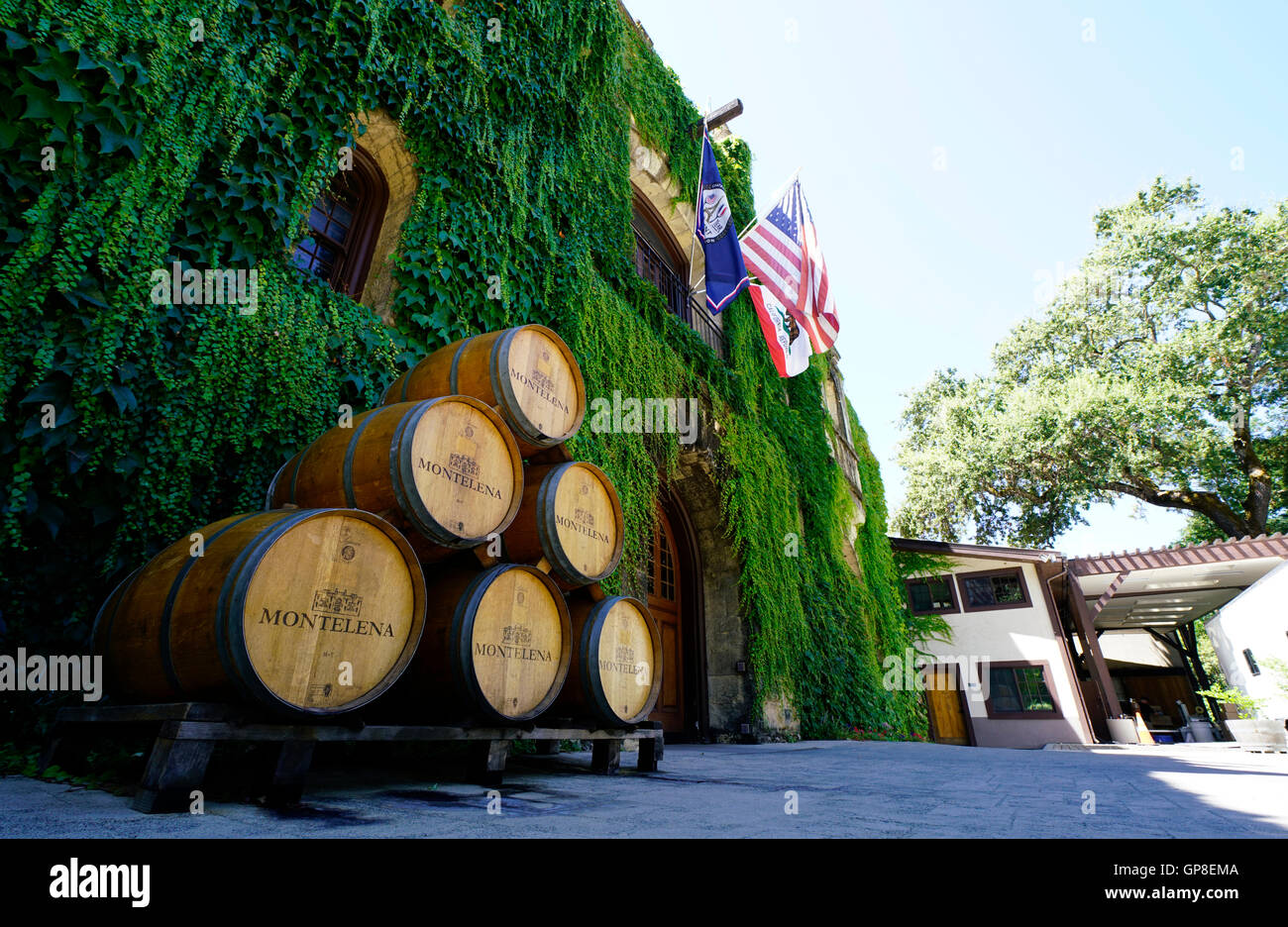 Chêne des tonneaux de vin dans la cave de Chateau Montelena, Calistoga,California,USA Banque D'Images