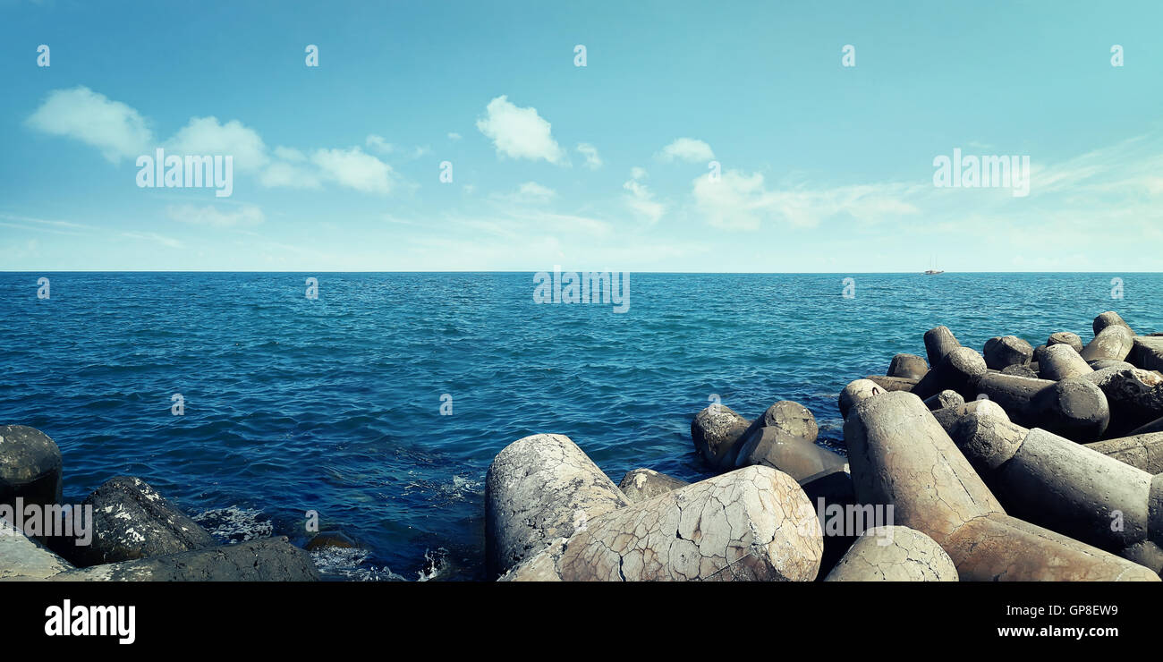 D'énormes pierres artificielles dans la mer près du port à la ville de Balchik, Bulgarie. Vacances d'arrière-plan. Voyage et loisirs Banque D'Images
