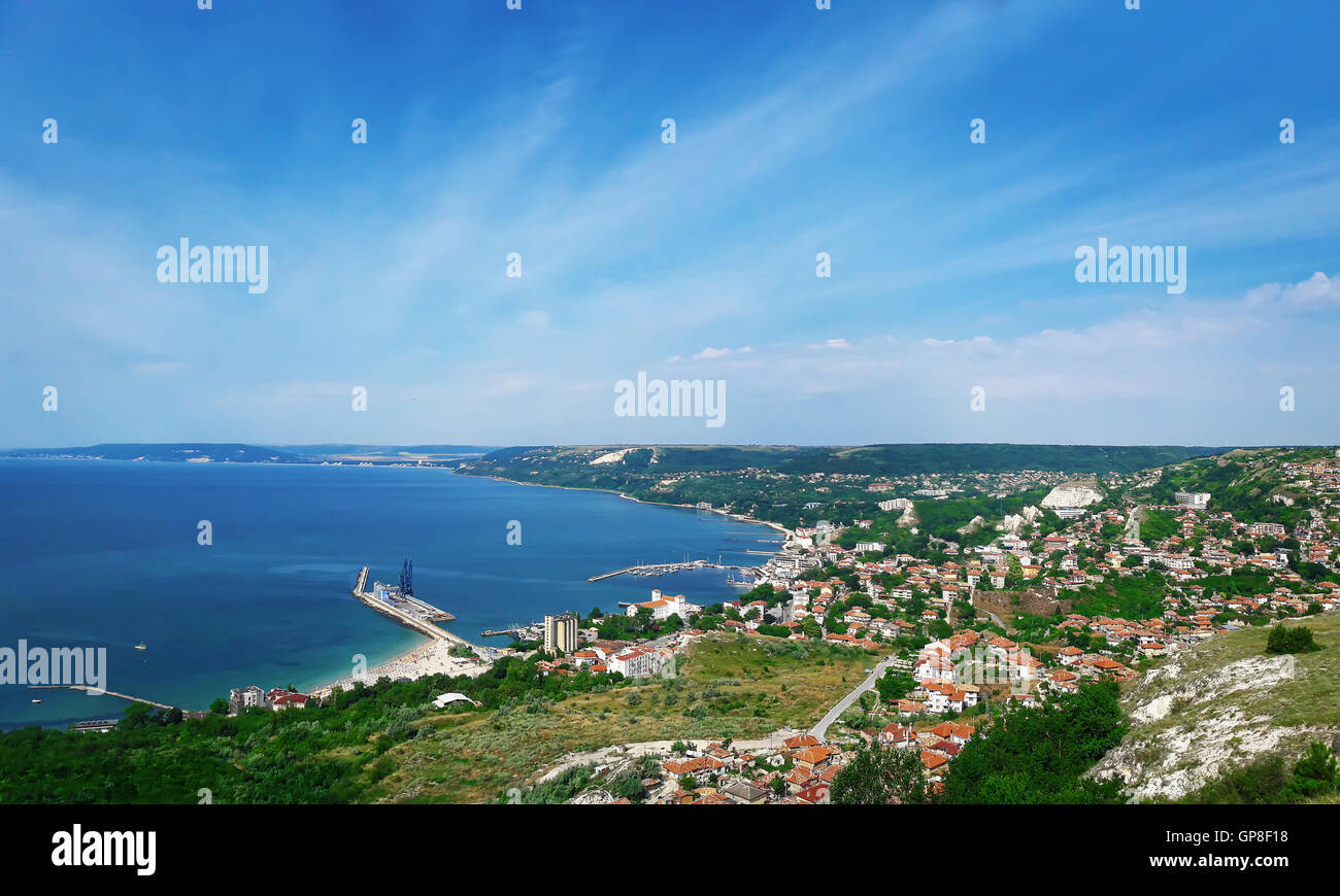 Très belle vue sur la côte de la Mer Noire en Bulgarie, la ville de Balchik. Maison de vacances voyage, travel concept Banque D'Images