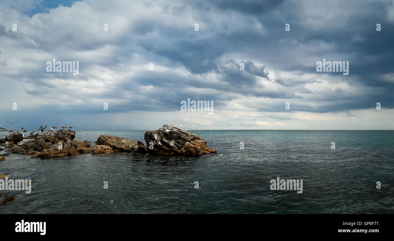 Seascape magnifique avec un ciel nuageux. Vue panoramique sur la côte de la Mer Noire en Bulgarie, la ville de Balchik. Banque D'Images