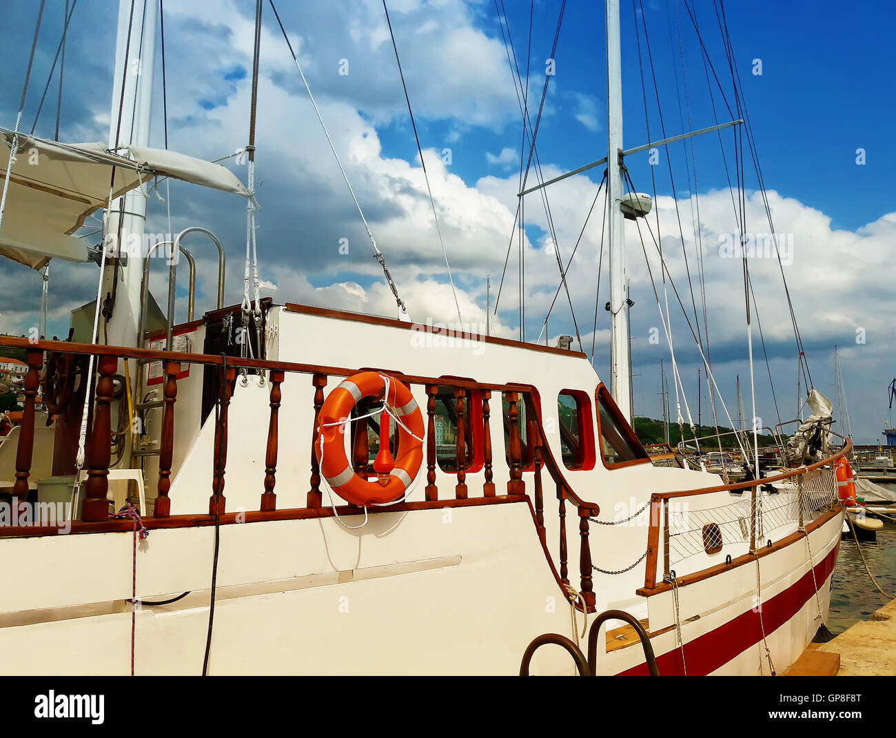 L'article bateau à l'embarcadère, la mer, Balchik, Bulgarie Banque D'Images
