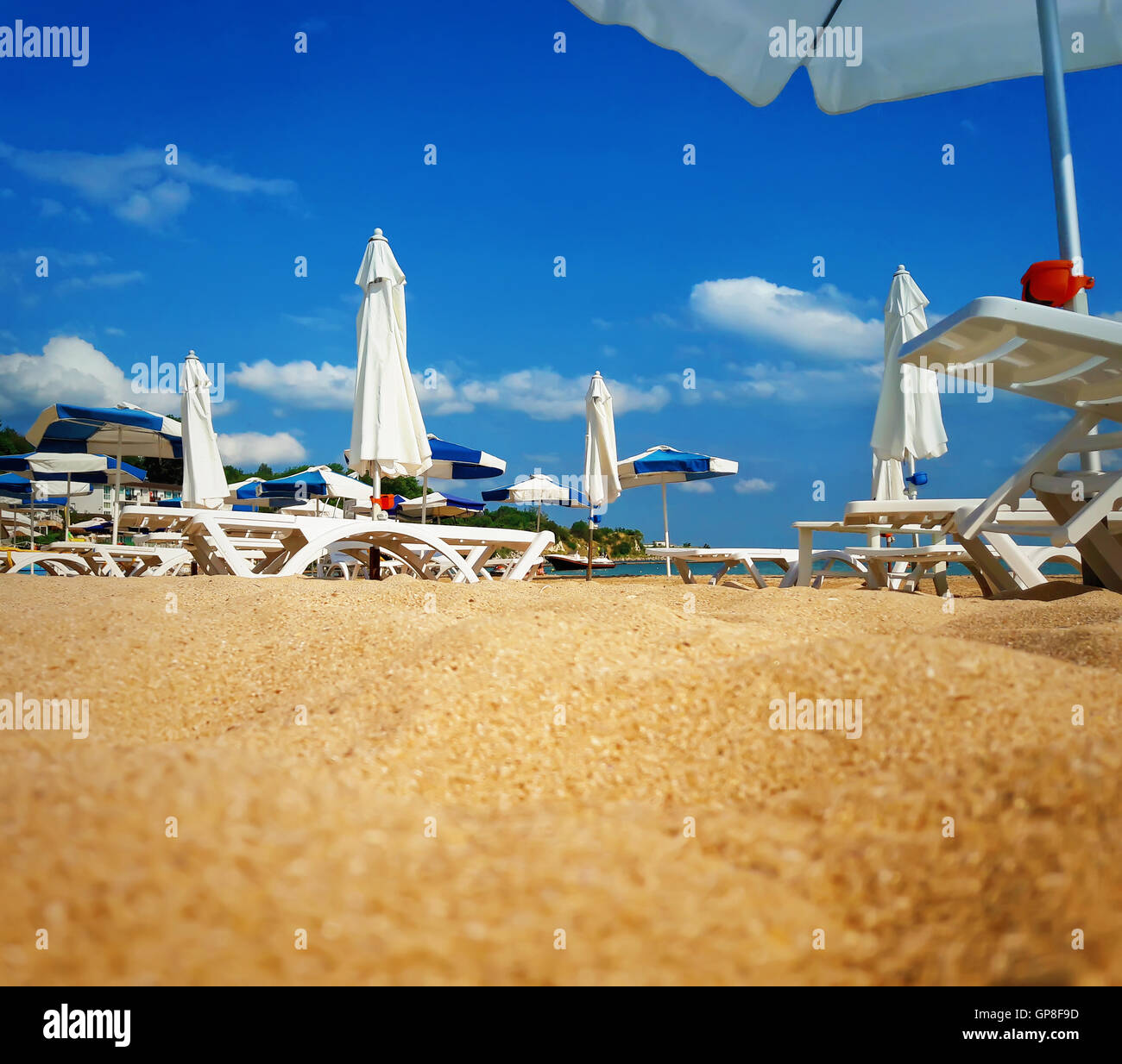 Groupe de chaises longues et parasols à la plage près de la mer. Vacances d'arrière-plan Banque D'Images