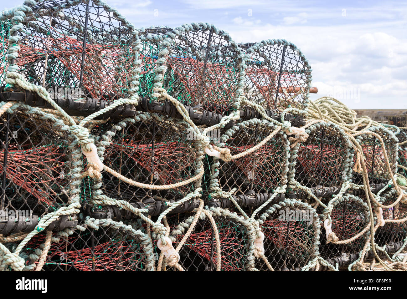 Des casiers à crabe ou homard empilés sur jetty Banque D'Images