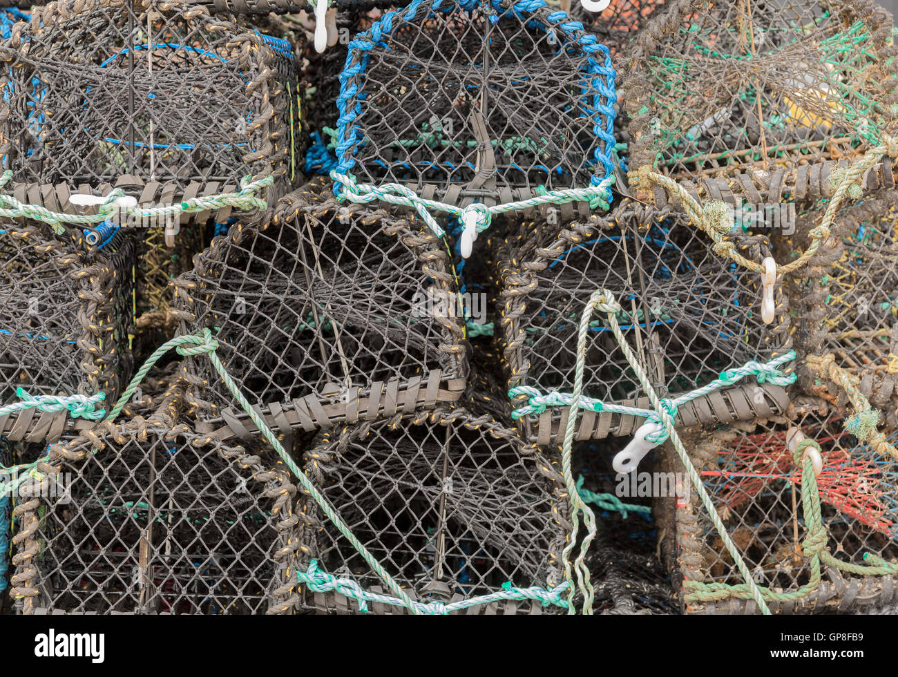 Des casiers à crabe ou homard empilés sur jetty Banque D'Images