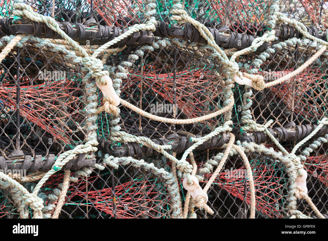 Des casiers à crabe ou homard empilés sur jetty Banque D'Images
