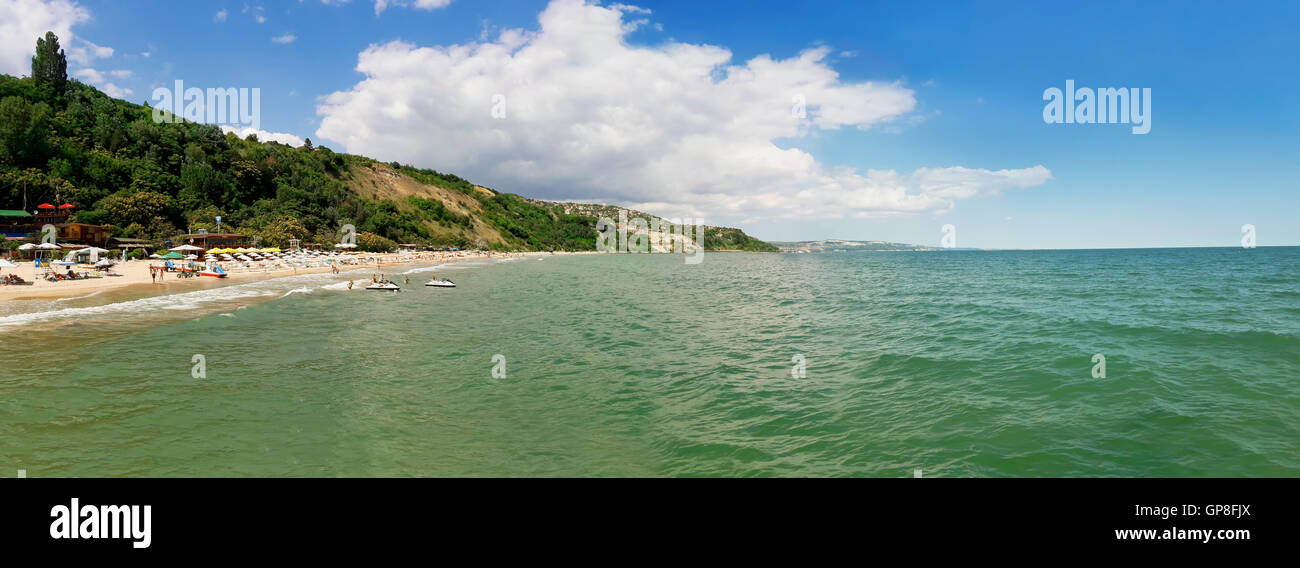 Arrière-plan de vacances d'été au bord de la mer plage. Vue panoramique sur la côte de la mer Noire, la ville de Balchik, Bulgarie Banque D'Images