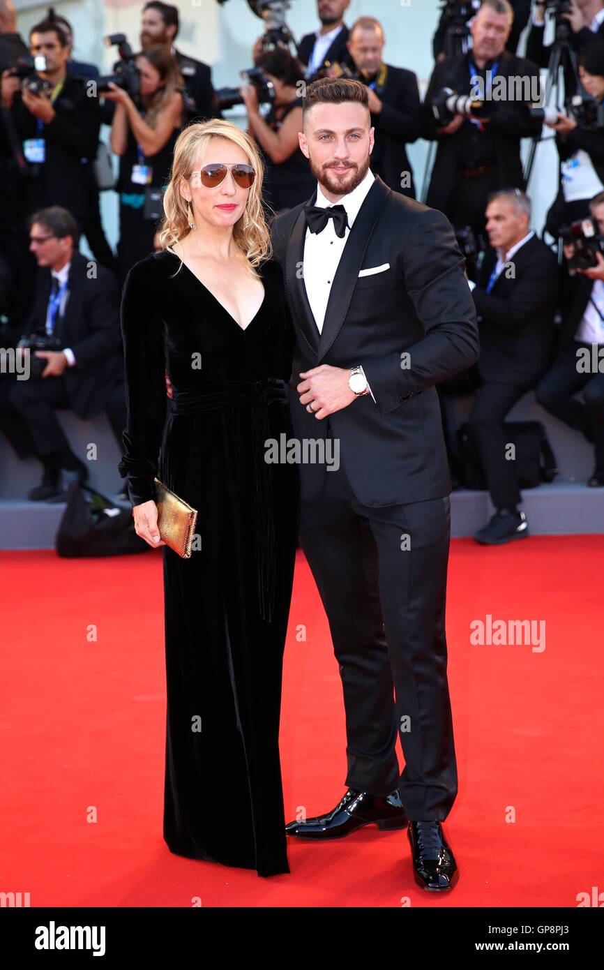 Venise, Italie. 2e, 2016 Sep. Acteur Aaron Taylor Johnson (R) et Sam Taylor-Johnson arrivent pour la première du film 'animaux nocturnes" en compétition au 73e Festival du Film de Venise à Venise, Italie, le 2 septembre 2016. Credit : Jin Yu/Xinhua/Alamy Live News Banque D'Images