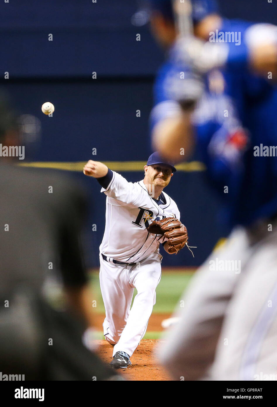 Saint Petersburg, Florida, USA. 2e, 2016 Sep. Vous VRAGOVIC | fois.Rays de Tampa Bay le lanceur partant Alex Cobb (53) pour lancer le voltigeur des Blue Jays de Toronto Michael Saunders (21) dans la première manche du match entre les Blue Jays de Toronto et les Rays de Tampa Bay au Tropicana Field à Saint-Pétersbourg, en Floride, le vendredi 2 septembre 2016. © Vous Vragovic/Tampa Bay Times/ZUMA/Alamy Fil Live News Banque D'Images