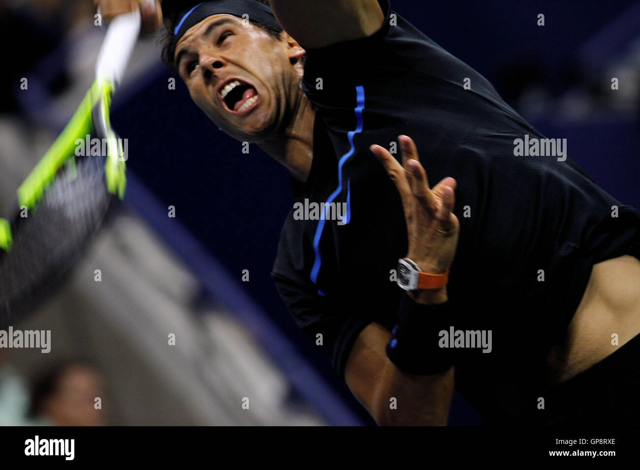 Flushing Meadows, New York, USA. 2 Septembre, 2016. Rafael Nadal l'Espagne servant lors de son troisième match match contre Andrey Kuznetsov à l'US Open Tennis Championships à Flushing Meadows, New York, le vendredi 2 septembre. Crédit : Adam Stoltman/Alamy Live News Banque D'Images