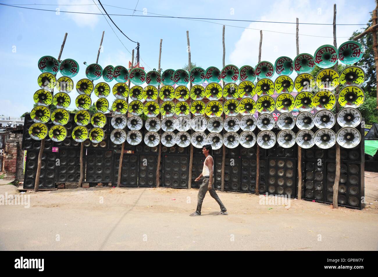 Allahabad, Uttar Pradesh, Inde. 3e, 2016 Sep. Allahabad : Indian pass piétons lors d'une concurrence équitable du haut-parleur à Allahabad sur 03-09-2016. Jouant la musique forte a toujours été une partie de foires locales à Allahabad, où les propriétaires du système sonore de jouer plus fort. Selon les règles du règlement bruit indien en 2000, la plage autorisée pour les zones résidentielles est de 55 décibels. En outre, aucune autorisation ne peut être accordée par une autorité pour l'utilisation de système de sonorisation de l'ouvrir après 10 heures et avant 6 heures du matin © Prabhat Kumar Verma/ZUMA/Alamy Fil Live News Banque D'Images